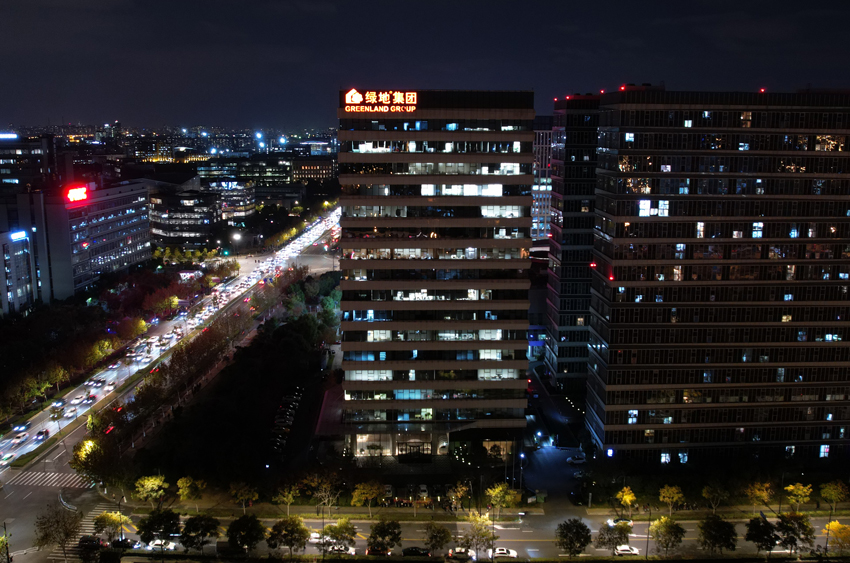 绿地集团楼顶发光字